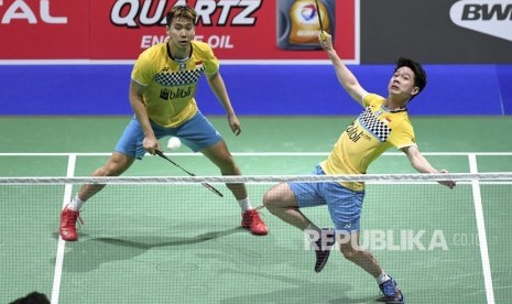 Ganda putra Indonesia Kevin Sanjaya Sukamuljo (kanan) dan Marcus Fernaldi Gideon mengembalikan kok ke ganda putra Korea Selatan Choi Solgyu dan Seo Seung Jae pada babak kedua Kejuaraan Dunia Bulu Tangkis 2019 di St. Jakobshalle, Basel, Swiss, Rabu (21/8/2019).