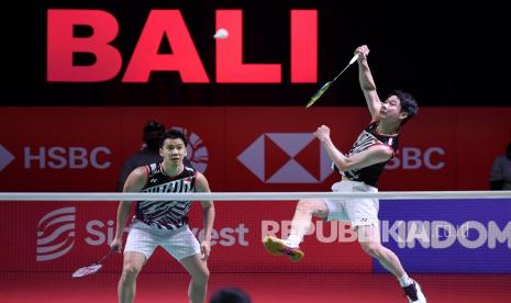 Ganda Putra Indonesia Kevin Sanjaya Sukamuljo (kanan) dan Marcus Fernaldi Gideon mengembalikan kok ke ganda putra India Satwiksairaj Rankireddy/Chirag Shetty pada semifinal Indonesia Open 2021 di Nusa Dua, Bali, Sabtu (27/11/2021). Marrcus/Kevin melaju ke final setelah menang 21-16 dan 21-18 atas ganda putra India. 