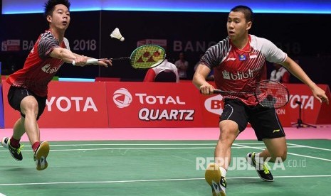 Ganda putra Indonesia Kevin Sanjaya Sukamuljo (kiri) dan Marcus Fernaldi Gideon mengembalikan kok ke arah lawan pebulu tangkis ganda putra Korea Selatan Chung Eui Seok dan Kim Won Ho dalam pertandingan babak penyisihan grup Piala Thomas Uber 2018 di Impact Arena, Bangkok, Thailand, Rabu (23/5).