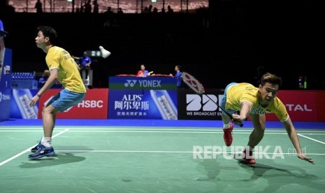 Ganda putra Indonesia Marcus Fernaldi Gideon (kanan) dan Kevin Sanjaya Sukamuljo berusaha mengembalikan kok ke ganda putra Korea Selatan Choi Solgyu dan Seo Seung Jae pada babak kedua Kejuaraan Dunia Bulu Tangkis 2019 di St. Jakobshalle, Basel, Swiss, Rabu (21/8/2019).