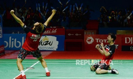 Ganda putra Indonesia Marcus Fernaldi Gideon (kiri) dan Kevin Sanjaya Sukamuljo melakukan selebrasi saat mengalahkan ganda putra Indonesia Mohammad Ahsan dan Hendra Setiawan dalam final Blibli Indonesia Open 2019 di Istora Gelora Bung Karno, Jakarta, Ahad (21/7).