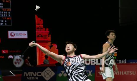 Ganda putra Indonesia Marcus Fernaldi Gideon (kiri) dan Kevin Sanjaya Sukamuljo mengembalikan kok ke ganda putra Indonesia Pramudya Kusumawardana/Yeremia Erich Yoche Rambitan pada babak perempat final Kejuaraan Indonesia Masters 2021 di Nusa Dua, Bali, Jumat (19/11). Marcus/Kevin melaju ke semifinal setelah menang atas Pramudya Kusumawardana/Yeremia Erich Yoche Rambitan dengan skor 22-20, 21-17.