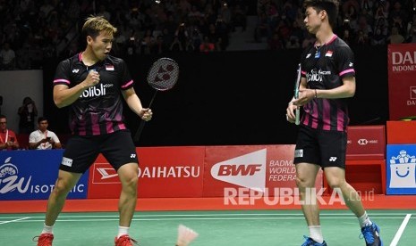 Ekspresi ganda putra Indonesia Marcus Fernaldi Gideon (kiri) dan rekannya Kevin Sanjaya Sukamuljo saat berhasil mengecoh lawannya asal Malaysia Aaron Chia dan Soh Wooi Yik dalam babak semi final Daihatsu Indonesia Masters 2020 di Istora Senayan, Jakarta, Sabtu (18/1