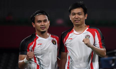 Ganda putra Indonesia Mohammad Ahsan (kiri) dan Hendra Setiawan mengepalkan tangan.