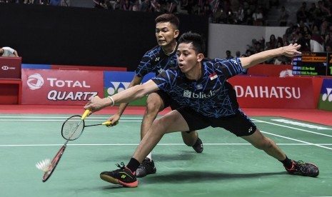 Ganda putra Indonesia Muhammad Rian Ardiantoro (kanan) dan Fajar Alfian berusaha mengembalikan kok ke arah ganda putra Cina Taipe Je-Huei/Yang Po-Hsuan saat pertandingan babak pertama turnamen bulu tangkis Daihatsu Indonesia Masters 2019 di Istora Senayan, Jakarta, Rabu (23/1/2019).