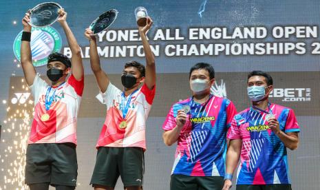 Ganda Putra Indonesia Muhammad Shohibul Fikri (kiri) dan Bagas Maulana (kedua kiri) disaksikan pasangan Hendra Setiawan (kedua kanan) dan Muhammad Ahsan mengangkat trofi juara usai laga final nomor ganda putra All England di Utilita Arena Birmingham, Inggris, Minggu (20/3/2022). Para pemain Indonesia berburu poin di Kejuaraan Asia 2022.