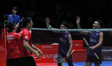 Ganda putra peringkat satu dunia Fajar Alfian/Muhammad Rian Ardianto (kostum biru) lolos ke babak semifinal Japan Open 2023 setelah mengalahkan senior mereka Hendra Setiawan/Mohammad Ahsan (kostum merah) pada perempat final di Tokyo, Jumat (28/7/2023). 