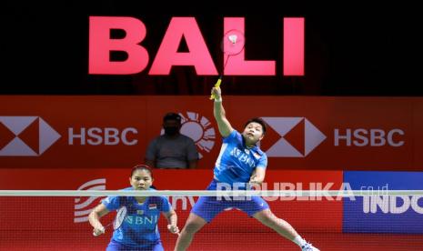 Ganda Putri Indonesia Apriyani Rahayu (kanan) yang berpasangan dengan Greysia Polii mengembalikan kok ke ganda putri Thailand Jongkolphan Kititharakul/Rawinda Prajongjai pada semifinal Indonesia Open 2021 di Nusa Dua, Bali, Sabtu (27/11/2021). Greysia/Apriyani melaju ke final setelah menang 21-18 dan 21-14 atas ganda putri Thailand. 