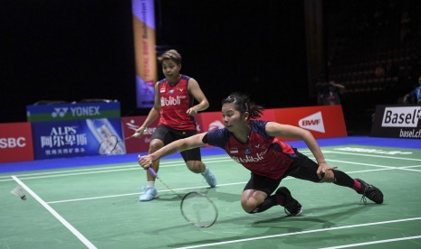 Ganda Putri Indonesia Greysia Polii (kanan) dan Apriyani  berusaha mengembalikan kok ke ganda putri China Chen Qing Chen dan Jia Yi Fan pada babak perempat final Kejuaraan Dunia Bulu Tangkis 2019 di St. Jakobshalle, Basel, Swiss, Jumat (23/8)