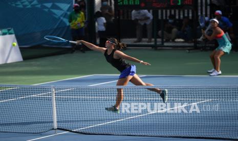 Ganda putri Jawa Timur Beatrice Gumulya (kiri) dan Aldila Sutjiadi (kanan) saat bertanding di lapangan Sian Soor Tennis Center pada PON XX Papua.