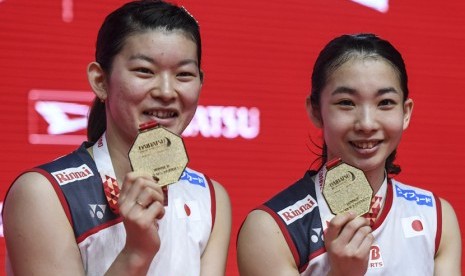 Ganda putri Jepang Ayaka Takahashi (kanan) dan Misaki Matsutomo menunjukan medali usai mengalahkan ganda putri Korea Selatan Kim So Yeong dan Kong Hee Yong pada pertandingan final Daihatsu Indonesia Masters 2019 di Istora Senayan, Jakarta,Ahad (27/1/2019).