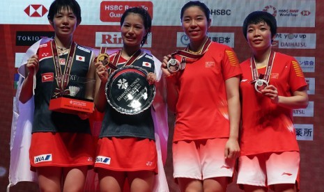 Ganda putri Jepang, Sayaka Hirota (kiri)/Yuki Fukushima (kedua kiri) meraih gelar juara Jepang Terbuka 2018 usai mengalahkan pasangan Cina, Chen Qingchen/Jia Yifan di Musashino Forest Sport Plaza, Tokyo, Jepang, bulan September lalu.