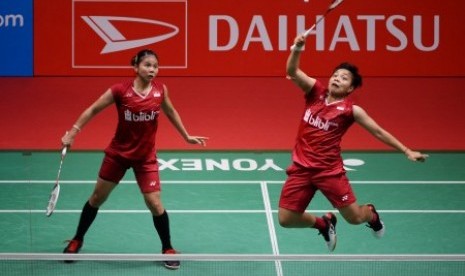 Ganda putri unggulan kedelapan asal Indonesia Greysia Polii (kiri) dan Apriani Rahayu (kanan) mencoba mengembalikan kok kearah lawannya asal Korea Selatan Lee So Hee dan Shin Seung Chan dalam babak semifinal Indonesia Masters 2018 di Istora Senayan, Jakarta, Sabtu (27/1). Greysia/Apriani berhasil memastikan tiket ke final setelah menang tiga gim 21-11, 17-21 dan 21-17. 