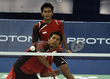 Ganda kedua Indonesia Nova Widiyanto (depan) mengembalikan bola disaksikan rekannya Muhammad Ahsan ketika melawan Raj Veeran dan Jeff Tho dalam babak penyisihan group D Piala Thomas Cup di Kuala Lumpur, Ahad (9/5).