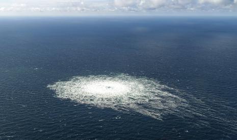 Gangguan besar di laut dapat diamati di lepas pantai pulau Bornholm Denmark Selasa, 27 September 2022 menyusul serangkaian kebocoran yang tidak biasa pada dua pipa gas alam yang mengalir dari Rusia di bawah Laut Baltik ke Jerman telah memicu kekhawatiran tentang kemungkinan sabotase. Perdana Menteri Denmark Mette Frederiksen mengatakan dia 