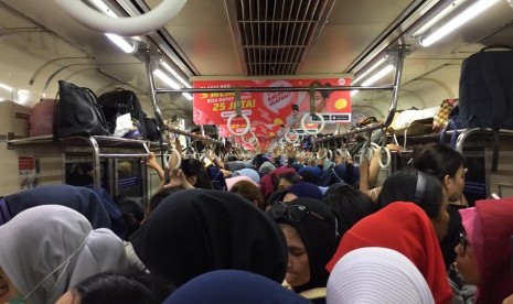 Gangguan Operasional KRL. Penumpukan penumpang akibat gangguan operasional KRL di Stasiun Lenteng Agung. Jumat (22/2).