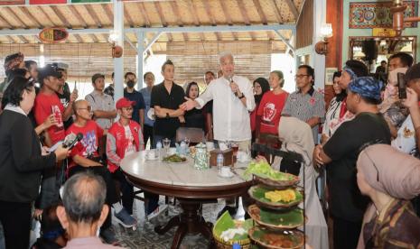 Ganjar Pranowo berdiskusi dengan puluhan organisasi relawan di Desa Mekargalih, Kecamatan Jatiluhur, Kabupaten Purwakarta, Jawa Barat, Jumat (17/11/2023). 