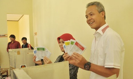 Ganjar Pranowo dan isteri usai mencoblos