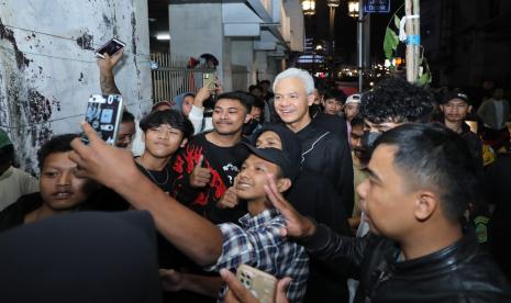 Ganjar Pranowo menikmati malam hari di Kota Bandung, Jawa Barat, dengan mendatangi kawasan Jalan Asia Afrika dan Jalan Braga, pada Selasa (3/10/2023) malam.