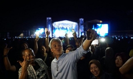 Ganjar Pranowo saat menyaksikan konser Europe di Kabupaten Boyolali, Jawa Tengah