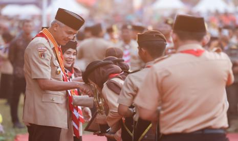 Ganjar saat memimpin upacara peringatan Hari Pramuka ke-62 Kwarda Jateng di Lapangan Bukit Tangkeban, Kelurahan Nyalembeng, Kecamatan Pulosari, Kabupaten Pemalang, Jateng. 