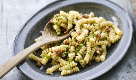 Ganti pasta biasa dengan pasta dari gandum utuh yang lebih kaya serat.