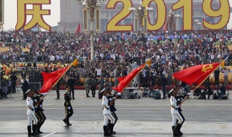 Garda kehormatan China melakukan gladi bersih sebelum dimulainya parade menandai 70 tahun kekuasaan Partai Komunis di Beijing, Selasa (1/10).