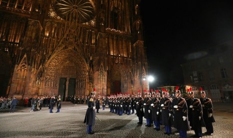 Garda Republika Prancis saat upacara memperingati 100 tahun berakhirnya Perang Dunia I di depan katedral Notre-Dame di Strasbour, Ahad (4/11).