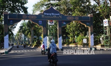  Gardu Pesona Khasanah Ramadhan terpasang di jalan masuk Islamic Center Kota Mataram, Lombok, Nusa Tenggara Barat, Selasa  (23\5). 