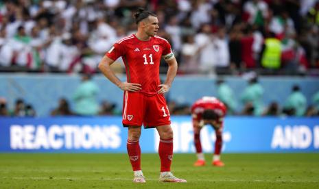 Gareth Bale dari Wales berdiri di lapangan kecewa selama pertandingan sepak bola grup B Piala Dunia antara Wales dan Iran, di Stadion Ahmad Bin Ali di Al Rayyan, Qatar, Jumat, 25 November 2022. 