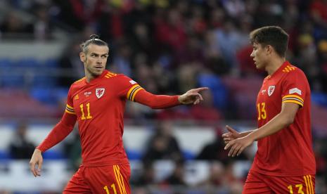 Gareth Bale dari Wales, kiri, berbicara dengan Rubin Colwill dari Wales selama pertandingan sepak bola UEFA Nations League antara Wales dan Belanda di Stadion Cardiff City, di Cardiff, Wales, Rabu, 8 Juni 2022.