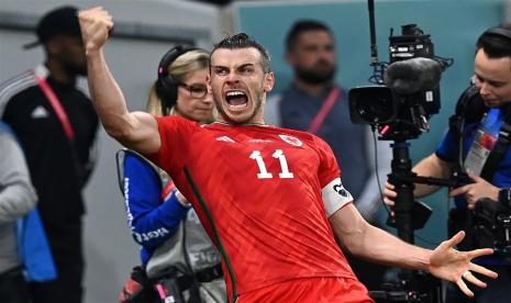  Gareth Bale dari Wales merayakan setelah mencetak skor 1-1 dengan tendangan penalti selama pertandingan sepak bola Grup B Piala Dunia FIFA 2022 antara AS dan Wales di Stadion Ahmad bin Ali di Doha, Qatar, 21 November 2022. 