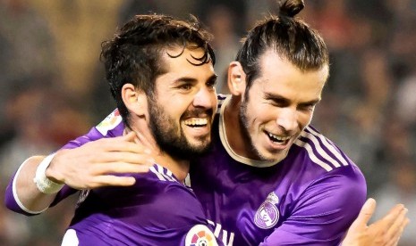 Gareth Bale (kanan) dan Isco.