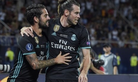 Gareth Bale (kanan) dan Isco.