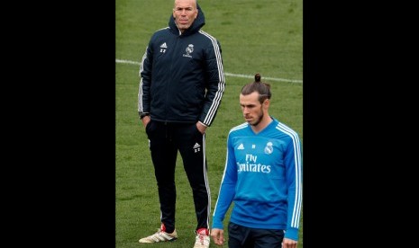 Gareth Bale (kanan) dan pelatih Real Madrid Zinedine Zidane (kiri).