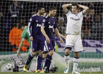 Gareth Bale (kanan), gelandang Tottenham Hotspur, tampak kecewa ketika golnya dianulir.