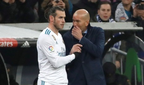 Gareth Bale (kiri) dan Pelatih Real Madrid Zinedine Zidane (kanan).