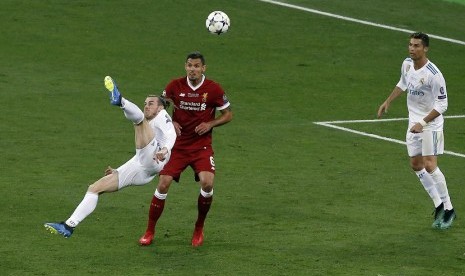 Gareth Bale (kiri) saat melepaskan tendangan salto yang merobek gawang Liverpool di final Liga Champions, Ahad (27/5) WIB dini hari