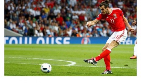 Gareth Bale melepaskan tendangan.