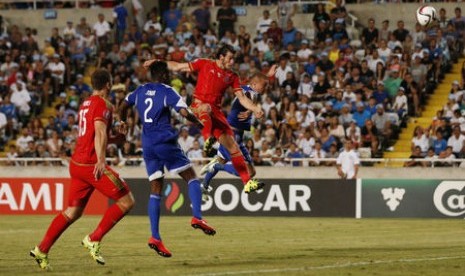 Gareth Bale (melompat berbaju merah) mencetak gol untuk Wales ke gawang Siprus dalam laga kualifikasi Piala Eropa 2016.