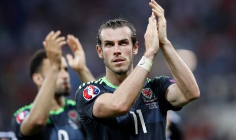 Gareth Bale memberikan applaus bagi pendukung Wales.