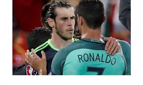 Gareth Bale memberikan selamat kepada Cristiano Ronaldo.