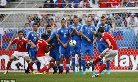 Gareth Bale membuka gol perdana dalam kemenangan Wales atas Slovakia 2-1. Ahad (12/6) dini hari WIB.