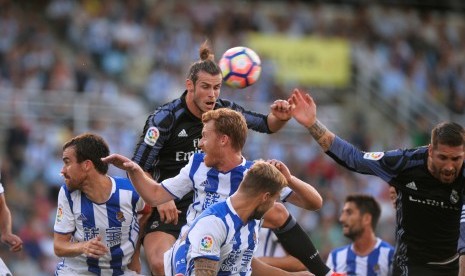 Gareth Bale mencetak gol dengan sundulan ke gawang Real Sociedad pada babak pertama pertandingan, Senin (22/8).