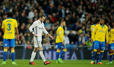 Gareth Bale (putih) berjalan gontai setelah dikartu merah saat Real Madrid melawan Las Palmas.