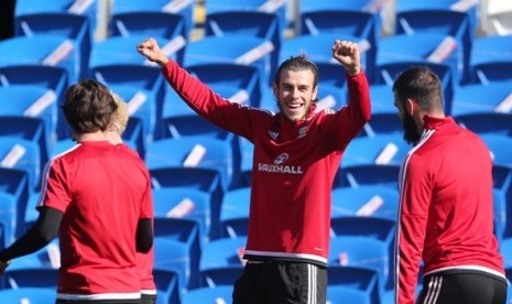 Gareth Bale (tengah) berlatih bersama rekan-rekannya di timnas Wales