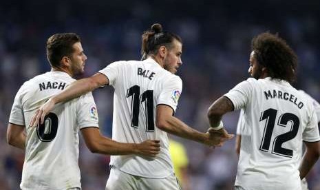 Gareth Bale (tengah) diapit Marcelo (kanan) dan Nacho.