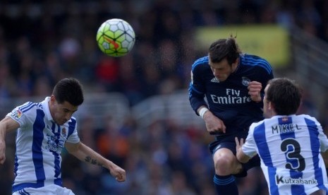 Gareth Bale (tengah) menanduk bola.