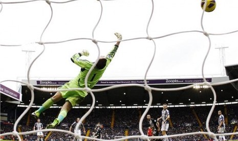 Gareth Bale (tengah), winger Tottenham Hotspur, melepaskan tembakan yang gagal dihalau kiper West Bromwich Albion, Ben Foster, di laga Liga Primer Inggris di Hawthorns, West Bromwich, Ahad (3/2). 