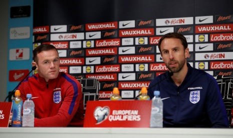 Gareth Southgate (kanan) dan Wayne Rooney dalam konferensi pers timnas Inggris, Senin (10/10).